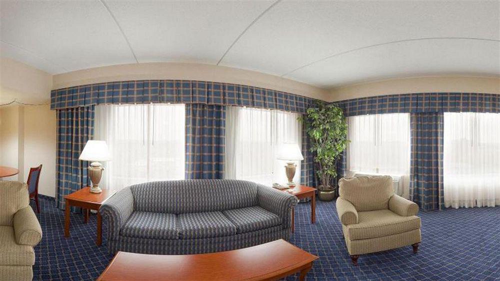 Holiday Inn Charlotte University By Ihg Bagian luar foto