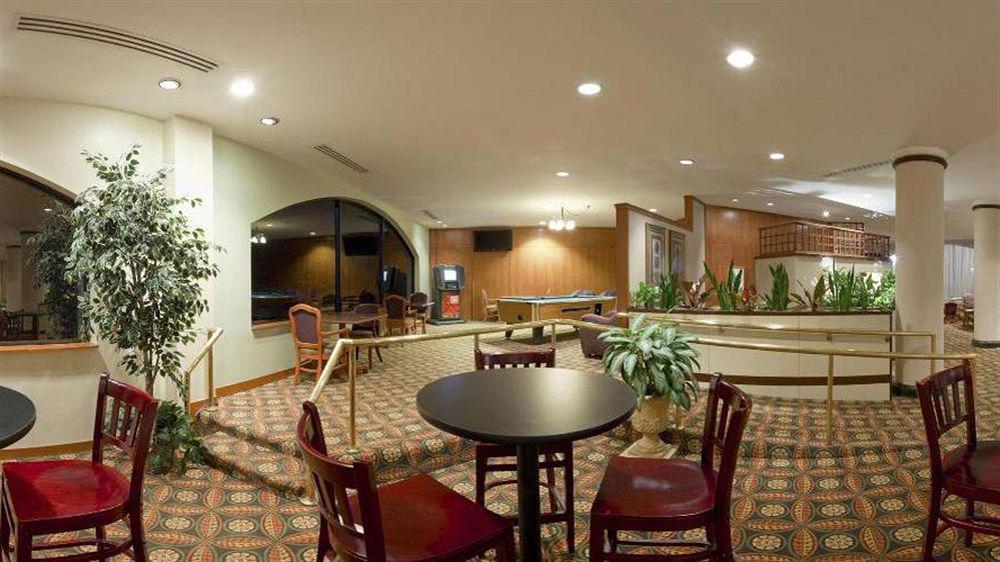 Holiday Inn Charlotte University By Ihg Bagian luar foto