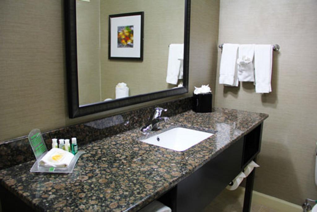 Holiday Inn Charlotte University By Ihg Bagian luar foto