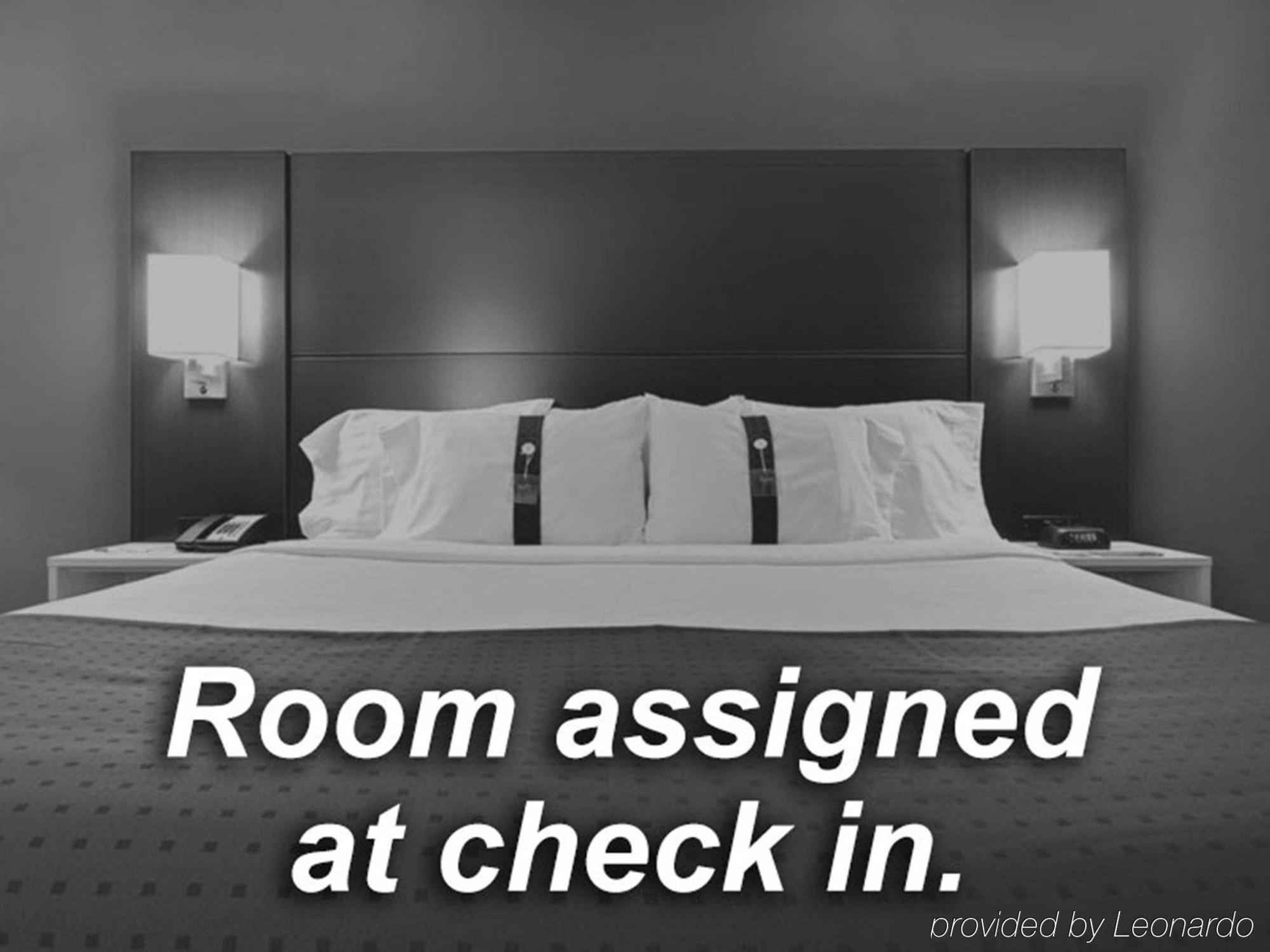 Holiday Inn Charlotte University By Ihg Bagian luar foto