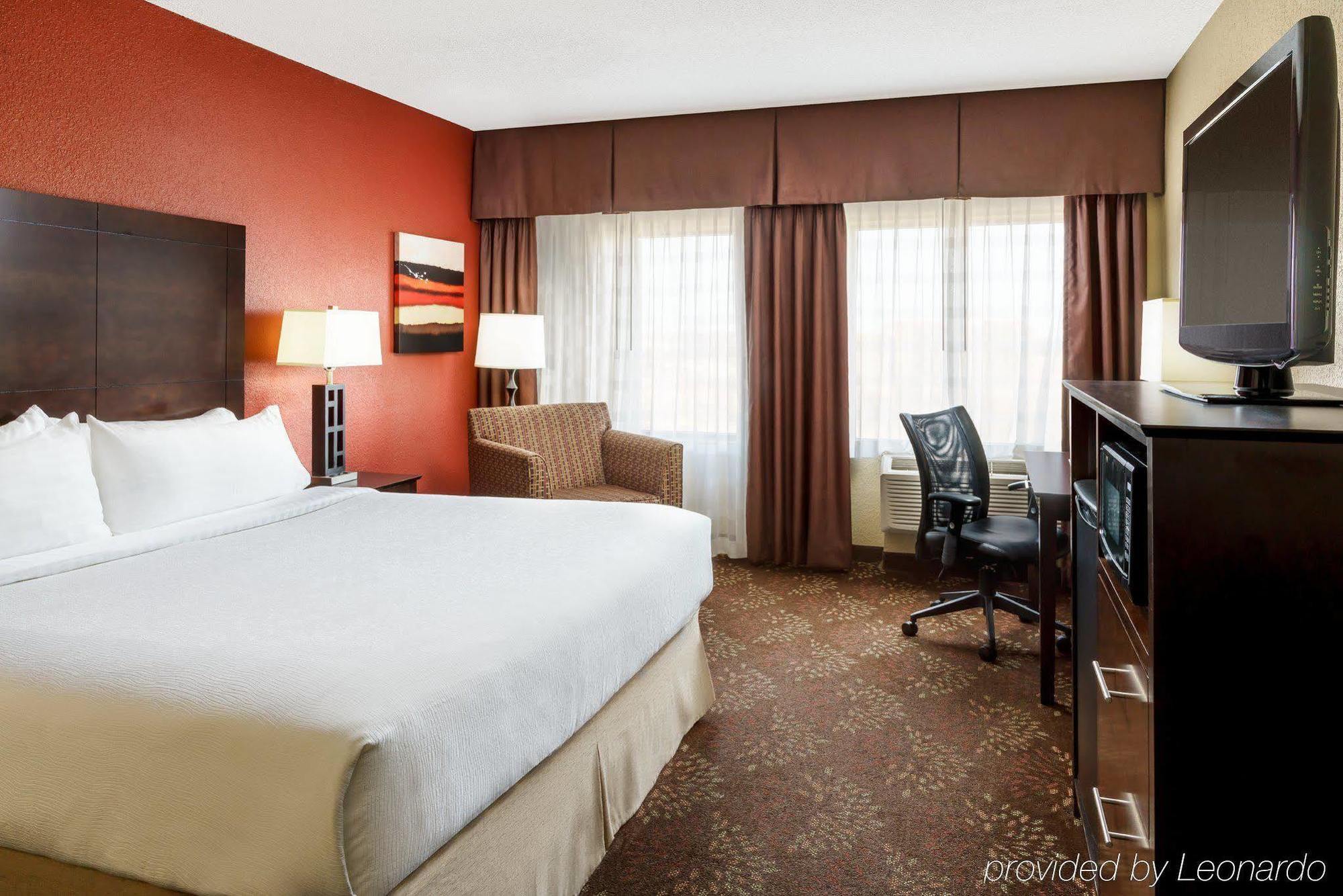 Holiday Inn Charlotte University By Ihg Bagian luar foto