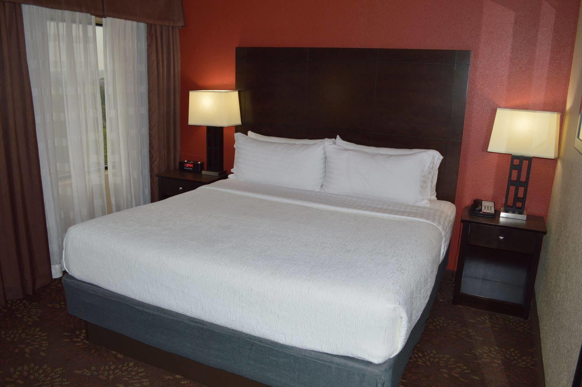 Holiday Inn Charlotte University, An Ihg Hotel Bagian luar foto