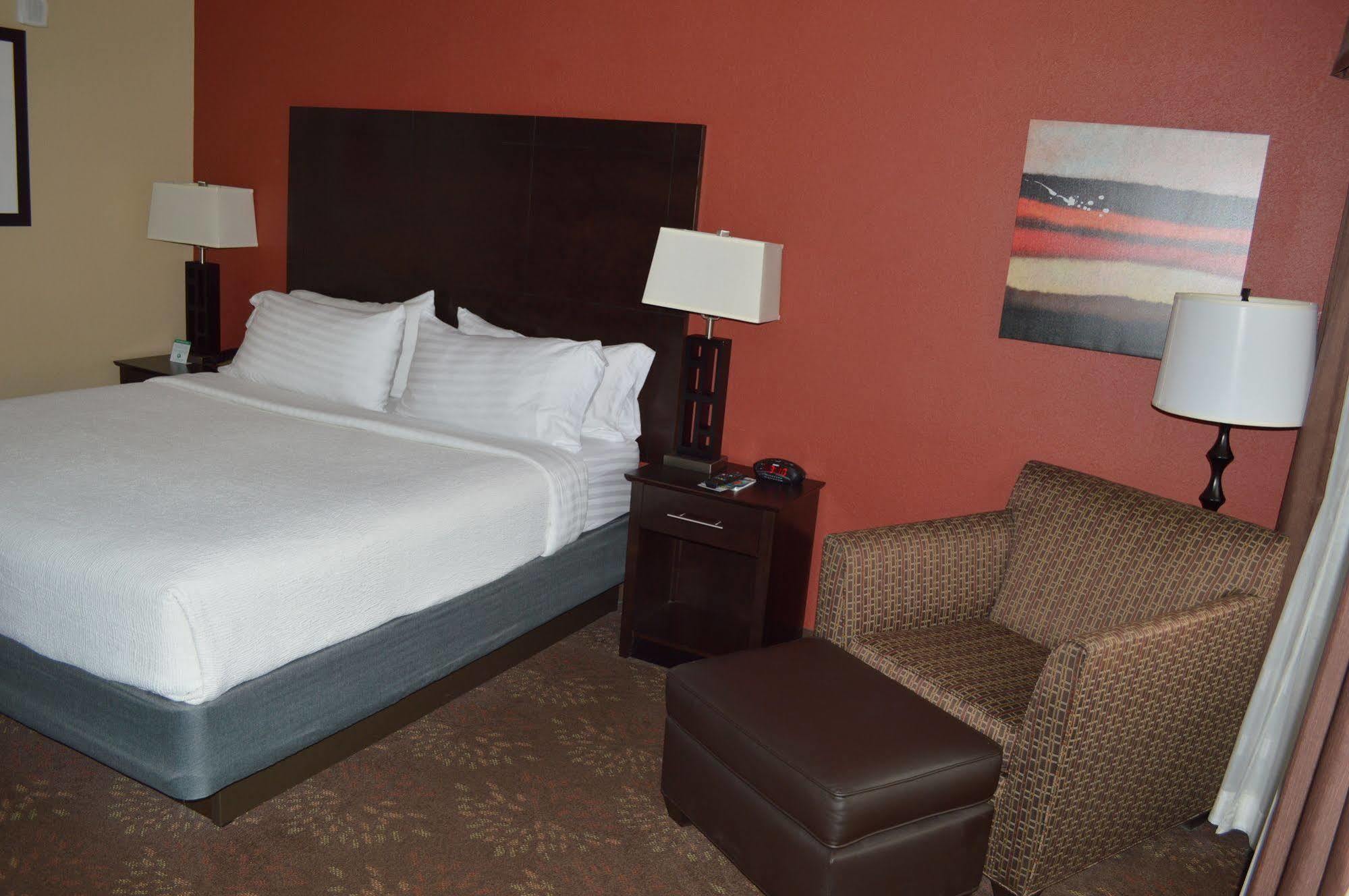 Holiday Inn Charlotte University By Ihg Bagian luar foto