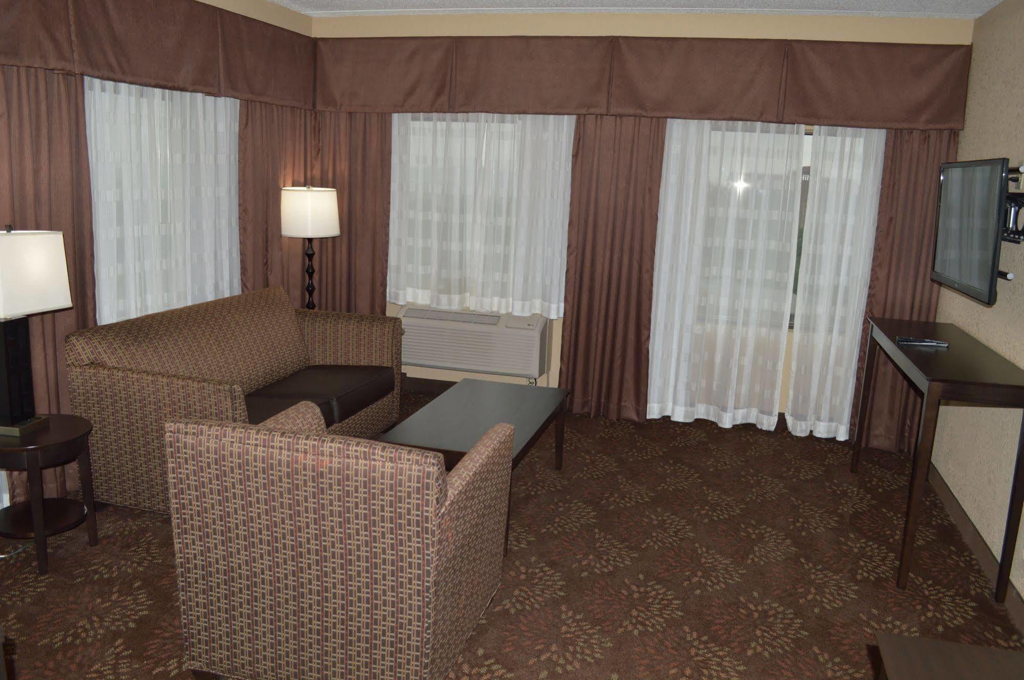 Holiday Inn Charlotte University By Ihg Bagian luar foto